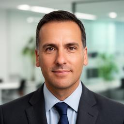 Porträt von Mag. Daniel Kern in einem modernen Büro mit sachlicher, freundlicher Ausstrahlung