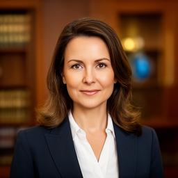 Porträt von Mag. Lisa Mayer vor einem warmen Kanzlei-Hintergrund mit ruhiger und präziser Haltung